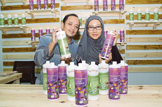 AZLAN dan isterinya, Khairul Amira Abdul Malek menunjukkan produk keluaran CNE.