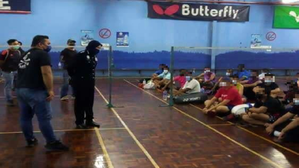 POLIS mengambil tindakan ke atas 32 individu dan pemilik dewan badminton yang melanggar SOP PKP, kelmarin. FOTO Ihsan Polis.