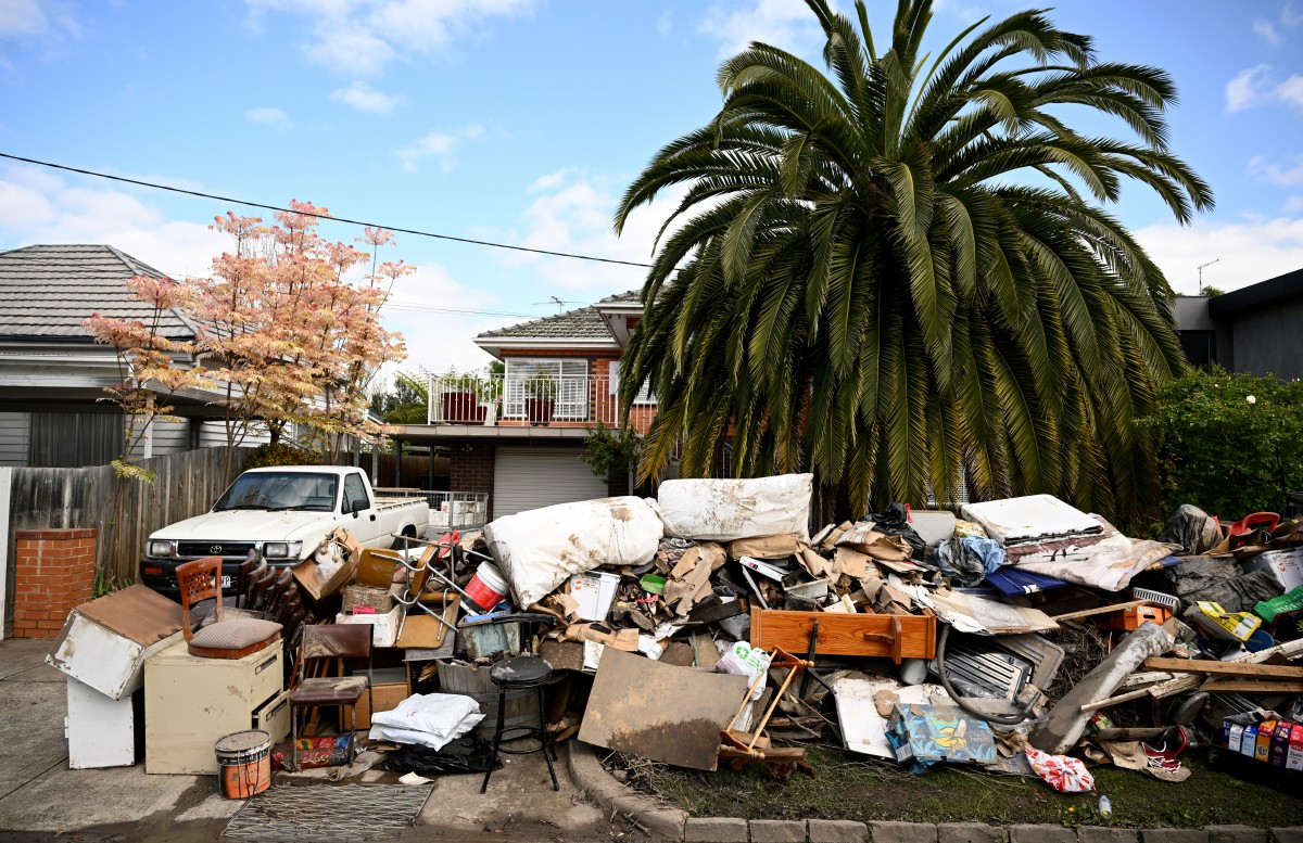 HARTA benda penduduk yang rosak akibat banjir di Maribyrnong, Melbourne. FOTO EPA.