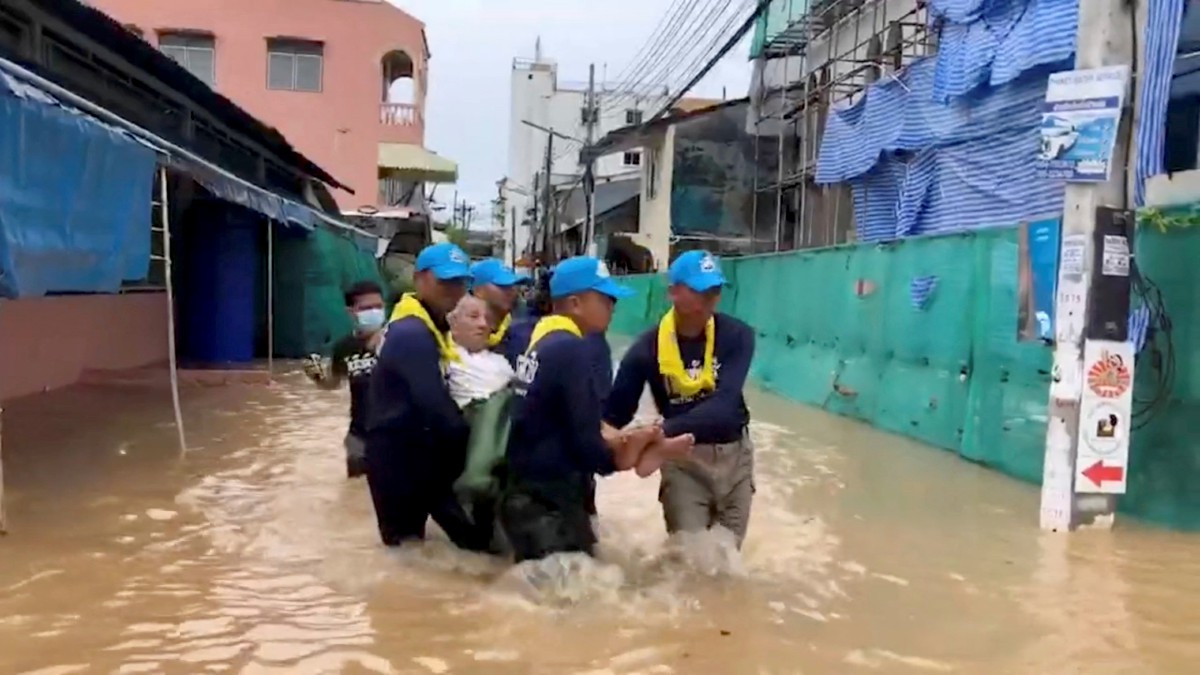 PIHAK berkuasa mengangkat warga emas yang untuk dipindahkan ke kawasan selamat selepas bandar Phuket banjir. FOTO Reuters.
