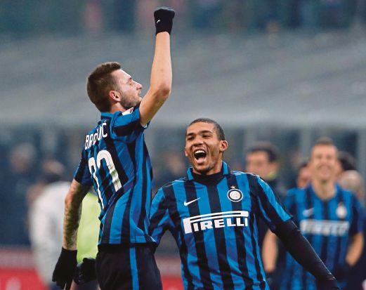 BROZOVIC (kiri) meraikan gol kedua Inter.