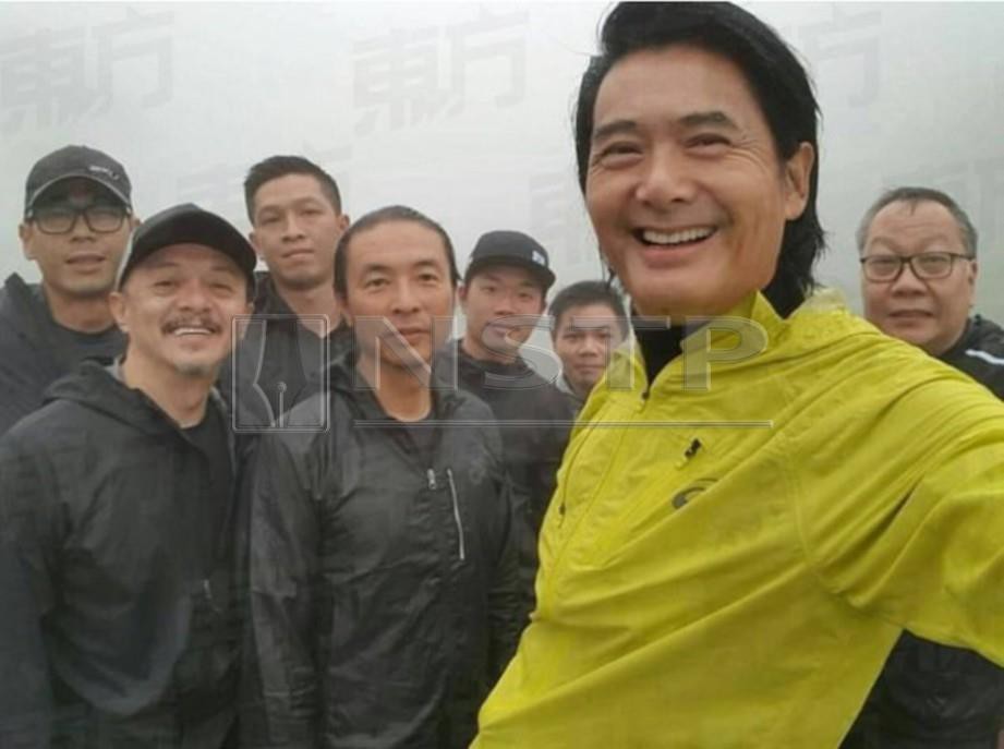 CHOW berswafoto dengan peminat di Taiwan, baru-baru ini. - Daily Mail 