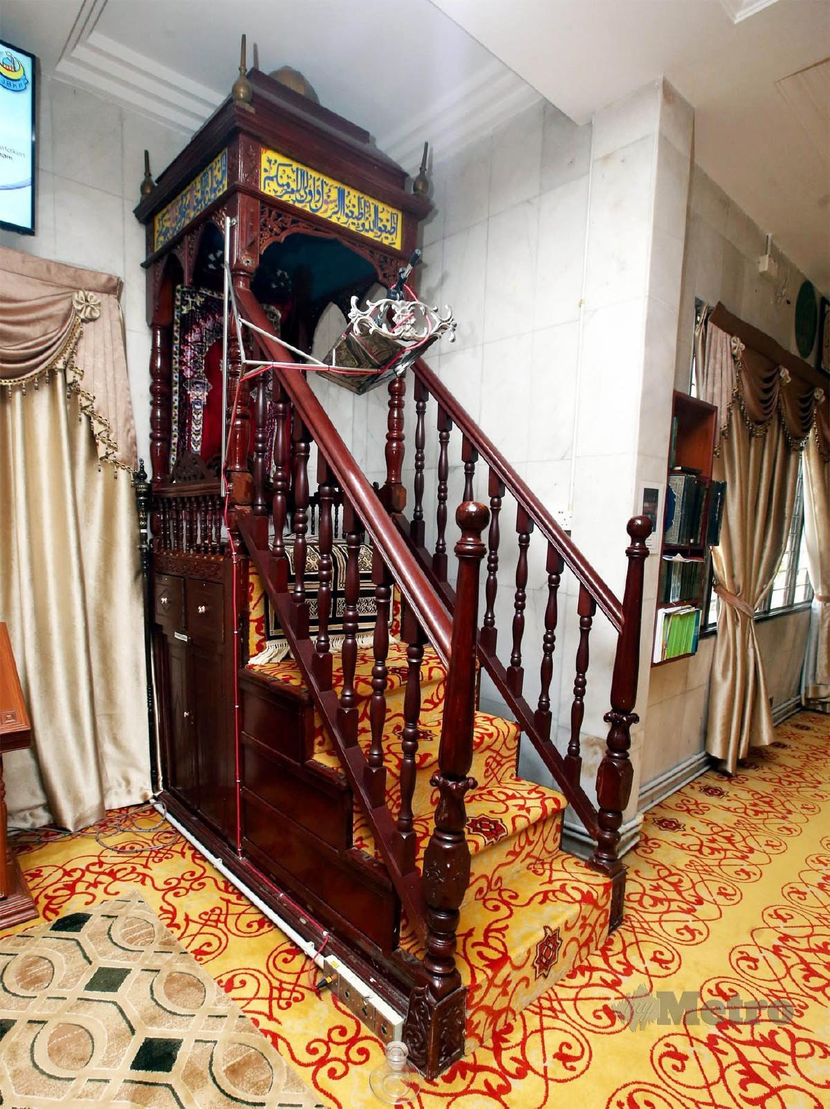 MIMBAR yang masih digunakan sejak awal 1960-an di Masjid Al Jamiul Badawi, Jalan Perak.