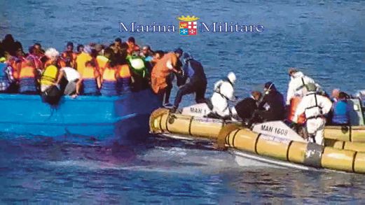 GAMBAR dirakam tentera laut Itali menunjukkan usaha menyelamat mangsa dilakukan. 
