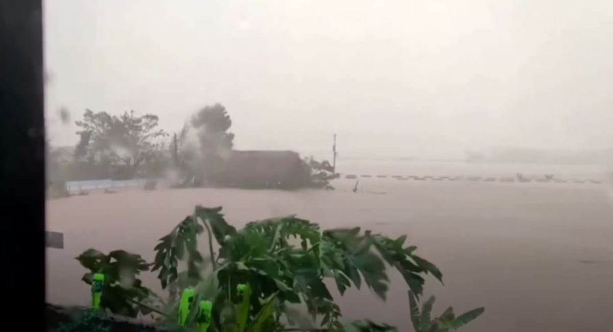 TANGKAP layar daripada video dikongsi di media sosial, menunjukkan banjir di kawasan utara Filipina.