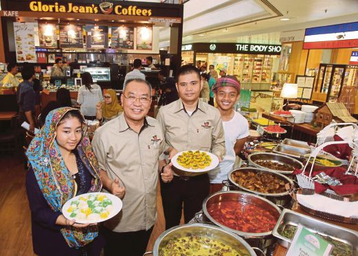 KETUA Pegawai Eksekutif Gloria Jean’s Coffees, Fauzi Awang (dua dari kiri)  menunjukkan hidangan makanan sempena Ramadan.