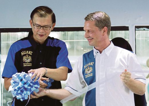ZAKRI (kiri) pada majlis pelancaran produk terbaru Allianz Booster Care.