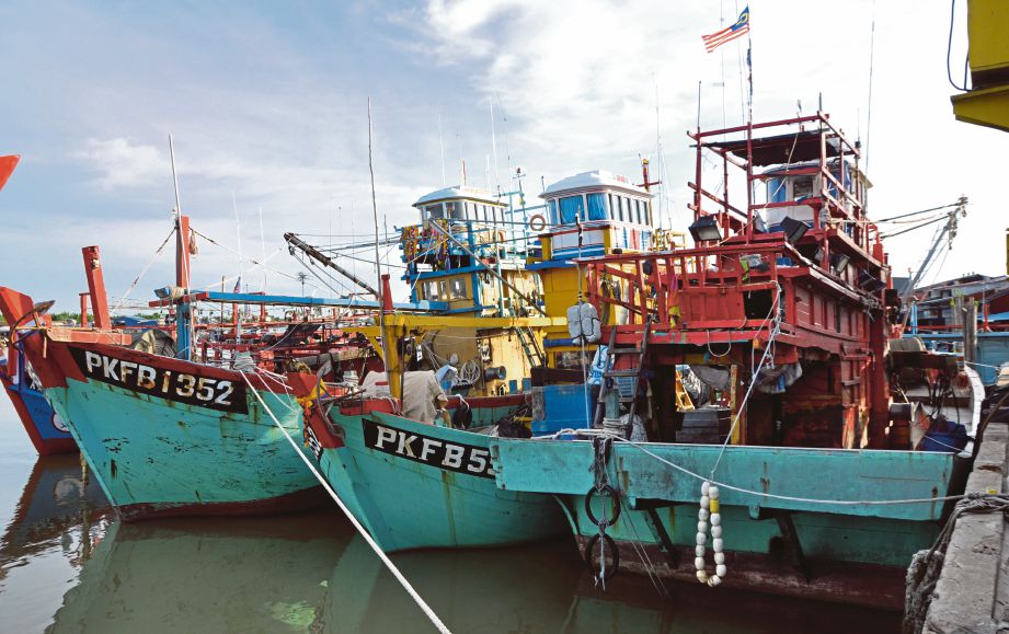 SEBAHAGIAN bot nelayan di Kompleks LKIM Kuala Kurau tidak dapat keluar ke laut akibat  cuaca buruk.
