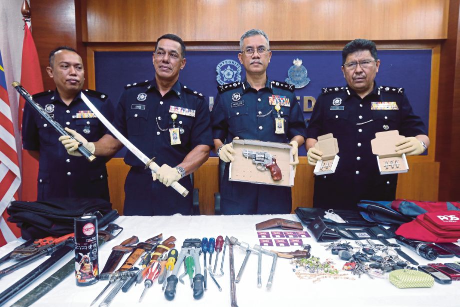  Hasanuddin   (dua dari kanan)   menunjukkan sebahagian senjata dan barang rampasan  pada  sidang media di   IPK  Kelantan.  