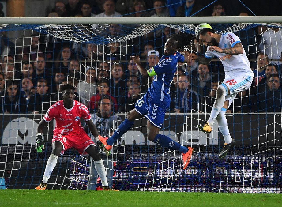 MITROGLOU (kanan) menjaringkan gol ketiga Marseille. FOTO/AFP 