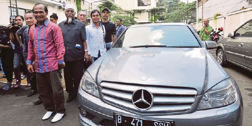 DAENG atau dikenali sebagai Bos di Kalijodo dilihat tiba di pejabat Suruhanjaya Hak Asasi di Jakarta dengan  Mercedes. 