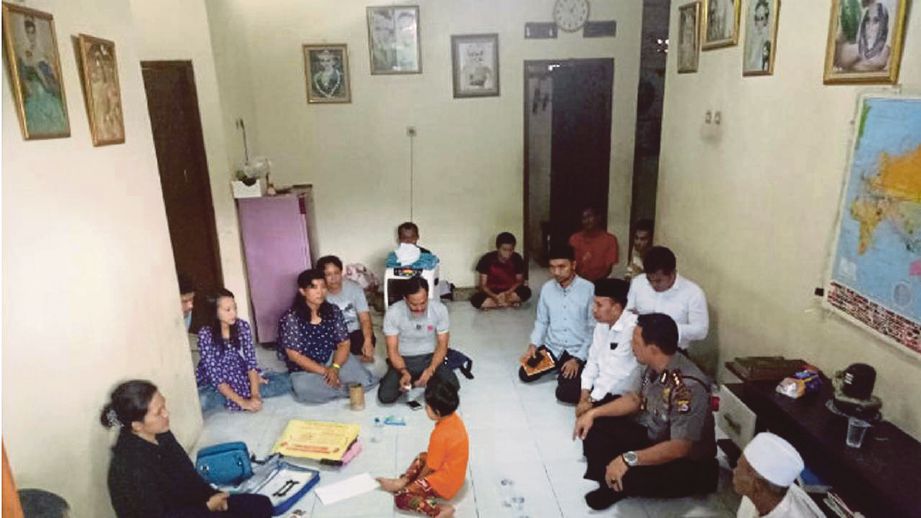 ANGGOTA polis mengunjungi rumah pasangan suami isteri yang menyebarkan ajaran sesat di Semarang. - Agensi