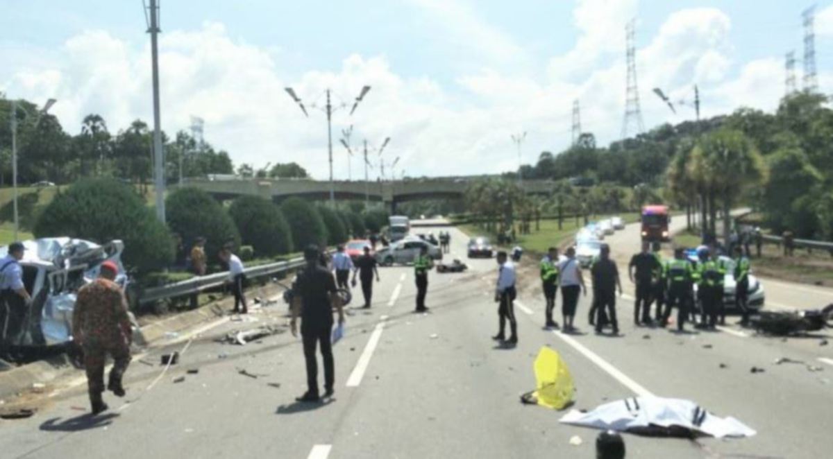KEMALANGAN yang berlaku membabitkan 14 kenderaan pada 20 Sept lalu. FOTO Ihsan Bomba.