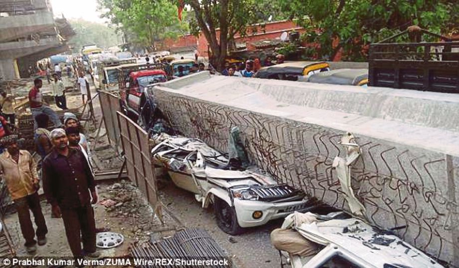 BEBERAPA kenderaan rosak dihempap konkrit runtuh. - Daily Mail 