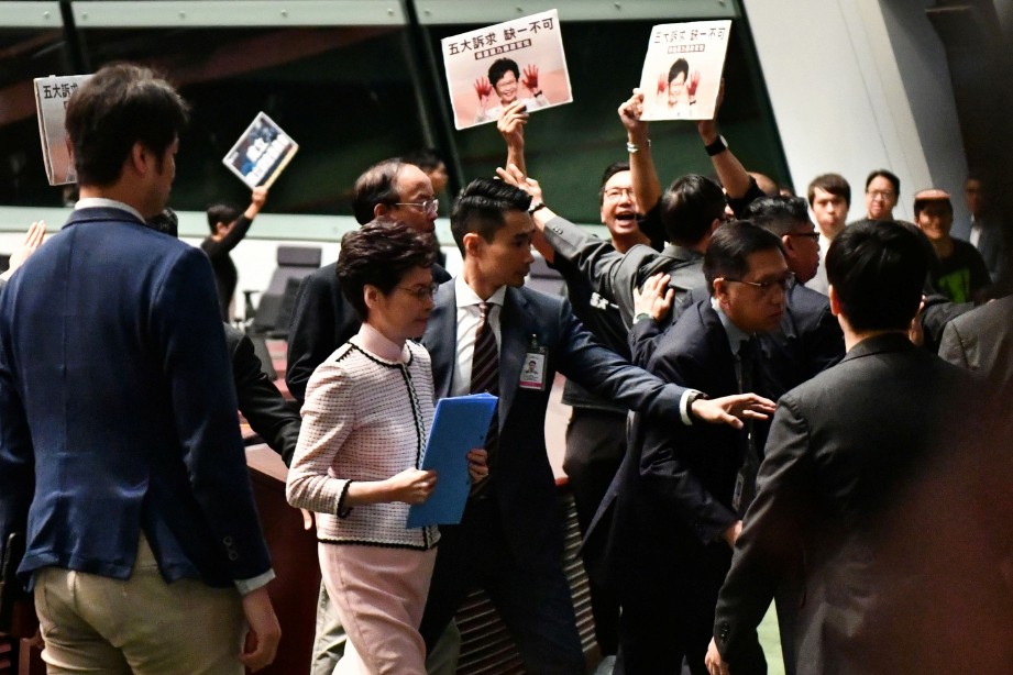 CARRIE meninggalkan dewan. FOTO AFP