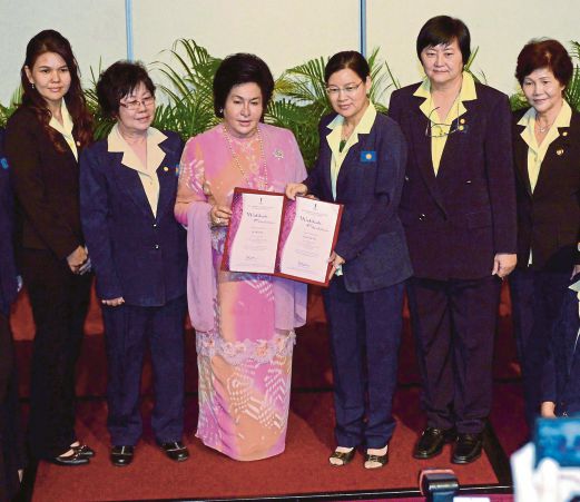ROSMAH    bersama   Heng (tiga dari kanan)   dan  sebahagian ketua  biro pusat peringkat negeri dan bahagian  pada Majlis Perasmian dan Pelancaran Pusat Khidmat Guaman dan Bantuan Wanita 1Malaysia di Wisma MCA,  semalam.