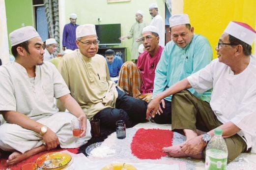 MUSTAPA  (dua dari kiri) beramah mesra bersama ahli UMNO dan penduduk.