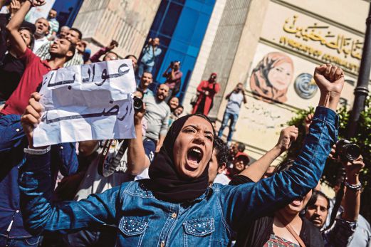 SEORANG wanita melaungkan slogan antikerajaan dalam  tunjuk perasaan di Kaherah, kelmarin.