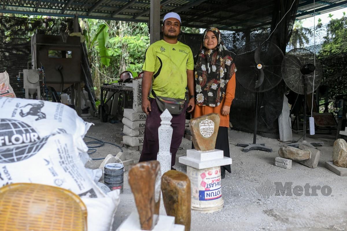 KHUZAIMAH dan suaminya mengusahakan perniagaan batu nisan di Kampung Tanjung Belit, Sik.