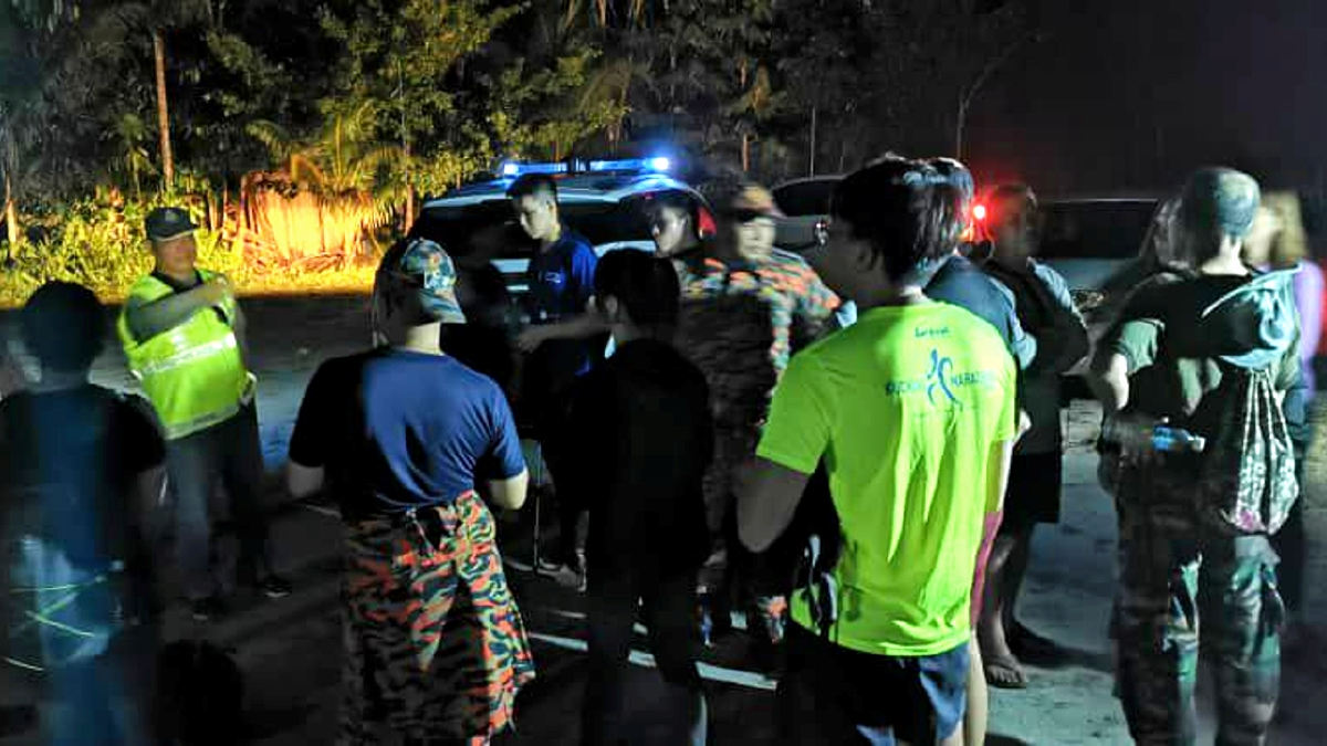 ANGGOTA penyelamat berkumpul sebelum memulakan operasi menyelamat pendaki terkandas di Bukit Bronang, Bau. FOTO Ihsan JBPM.