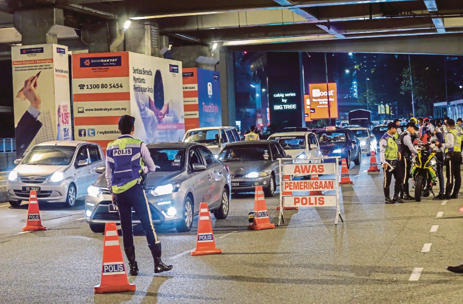   Pemeriksaan kenderaan dijalankan ketika Op Trafik berhampiran Stesen LRT Bangsar. 