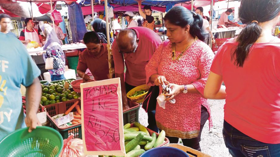 KAUM India membeli barangan keperluan bagi persiapan menyambut Hari Deepavali di Pasar Pudu.  