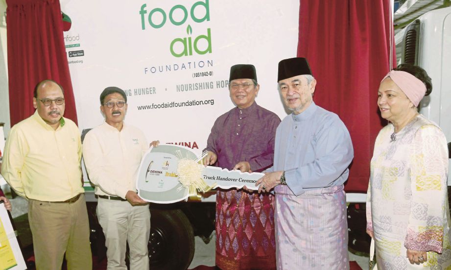 Abdullah  (dua dari kanan) menyampaikan replika kunci foodtruck kepada Founder Food Aid Foundation Rick Chee.