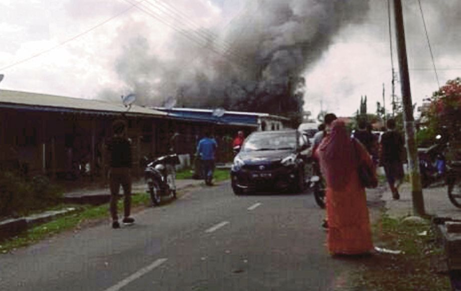 Dua  rumah terbakar di Taman Sibiew, Bintulu. 