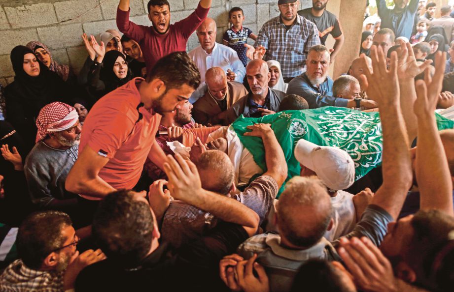 JENAZAH Nasser Ghorab, 51, dibawa untuk dikebumikan di  al-Nusirat, Gaza selepas mati ditembak tentera Israel, semalam. - AFP