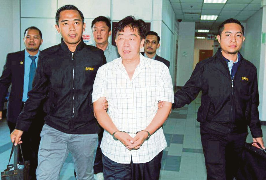 Pengurus restoran di  Mahkamah Sesyen selepas mengaku bersalah memberi rasuah RM500 kepada penguat kuasa MPK, tahun lalu.