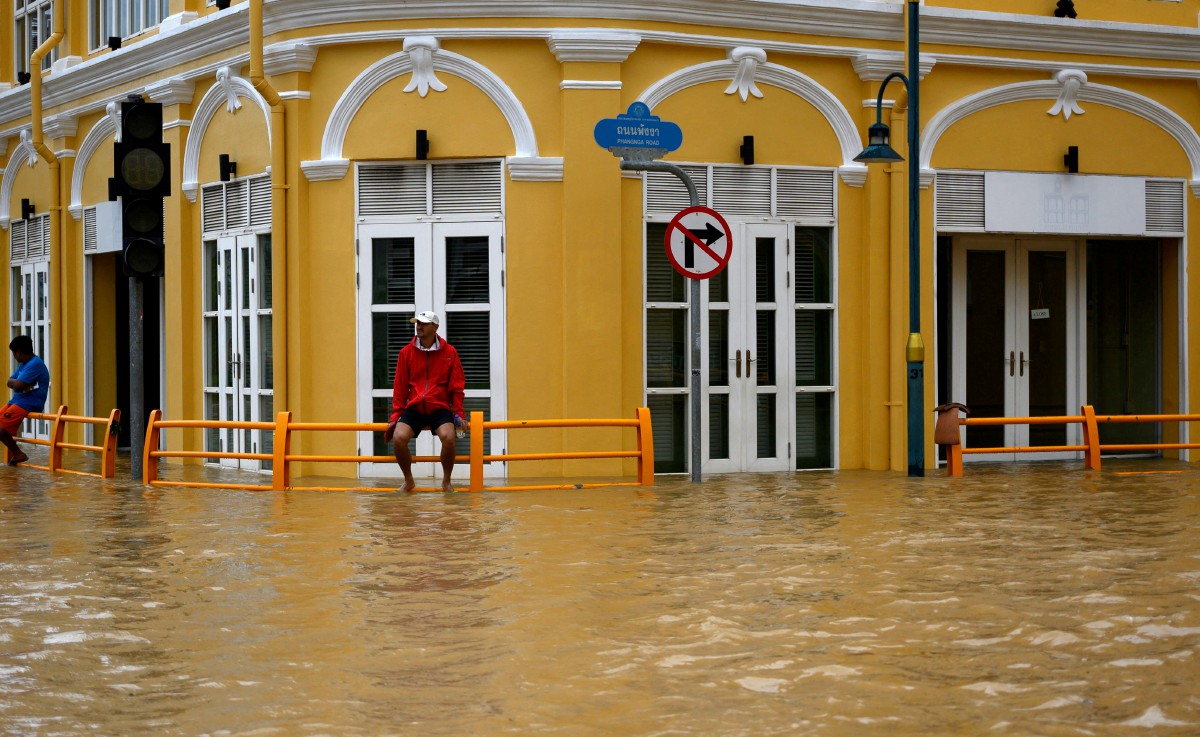 BANJIR melanda Phuket, semalam. FOTO Reuters.