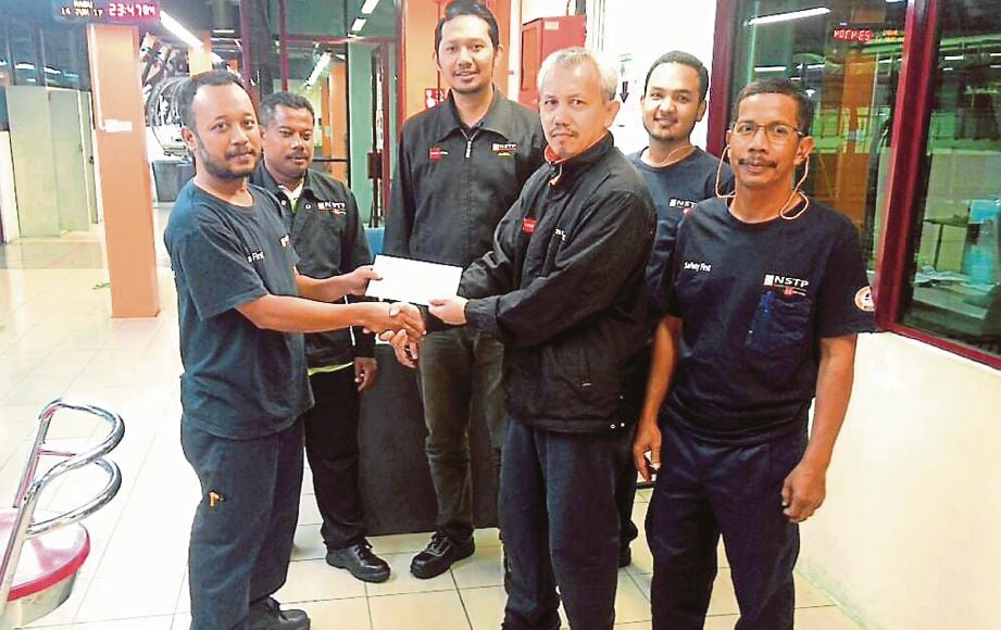 Muhammad Zulkhairi (dua dari kanan)  menyampaikan sumbangan  kepada Mohd Kamal Sumsudin di BB Prai, semalam. 