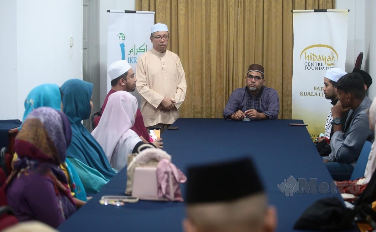 YANG Dipertua IKRAM Kawasan Batu, Wan Mohd Zukri Che Mat Zain (berdiri) pada program Cabaran Satu Hari Puasa Bagi Individu Bukan Islam. FOTO Genes Gulitah.