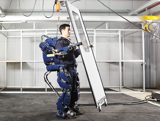 KOSTUM robotik buatan Hyundai ini boleh membantu pekerja  mengangkat beban berat di kilang. 