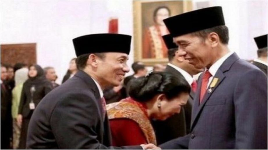 GAMBAR fail, Arcandra (kiri) bersalaman dengan Jokowi selepas dilantik sebagai menteri Kabinet yang baru pada bulan lalu.