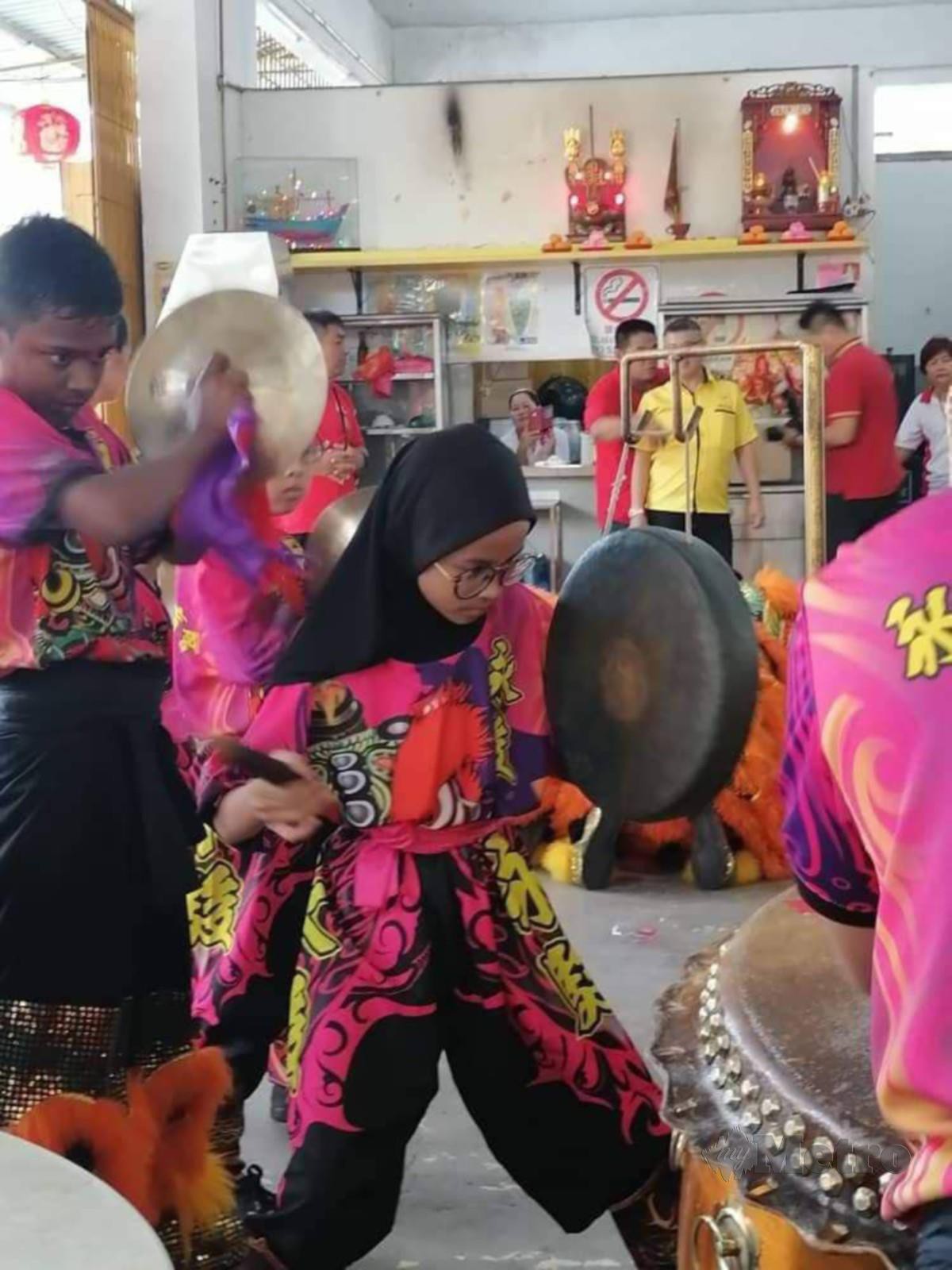 KHAIRUNNISA Adawiyah berlatih menggunakan alat muzik untuk tarian singa.
