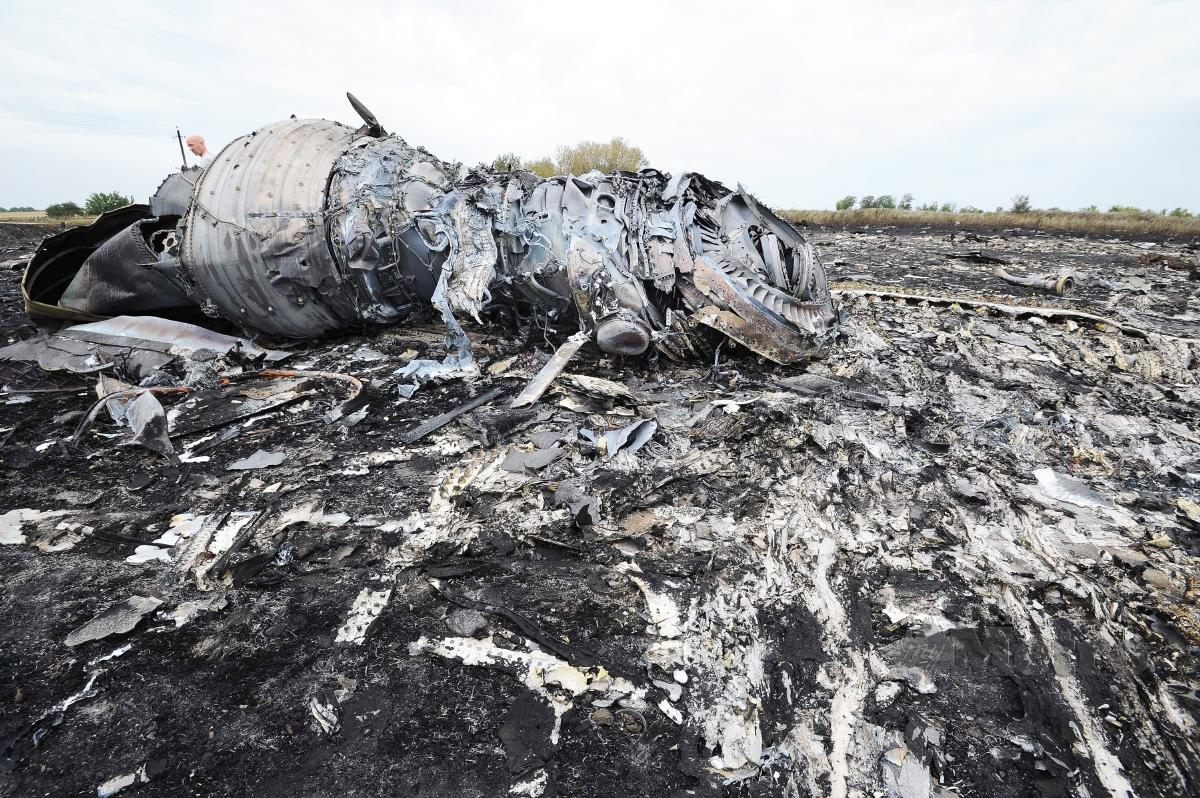 ENJIN pesawat MH17 yang ditemui di lokasi kejadian. 