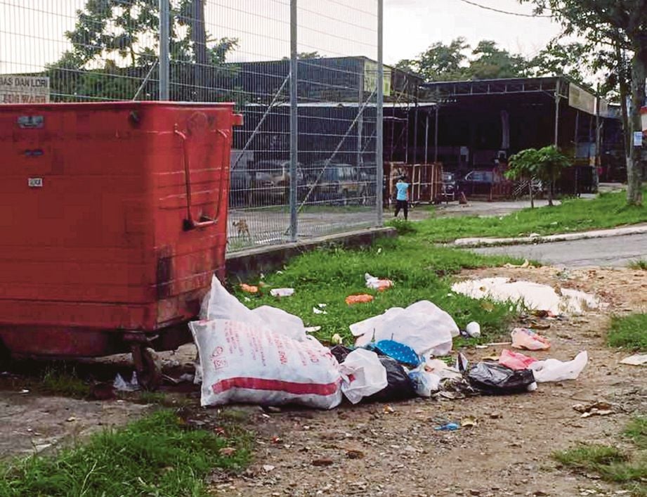 Sisa babi yang dibungkus di dalam plastik putih  diletakkan di tepi tong sampah di Batu 9 ½, Jalan Skudai.
