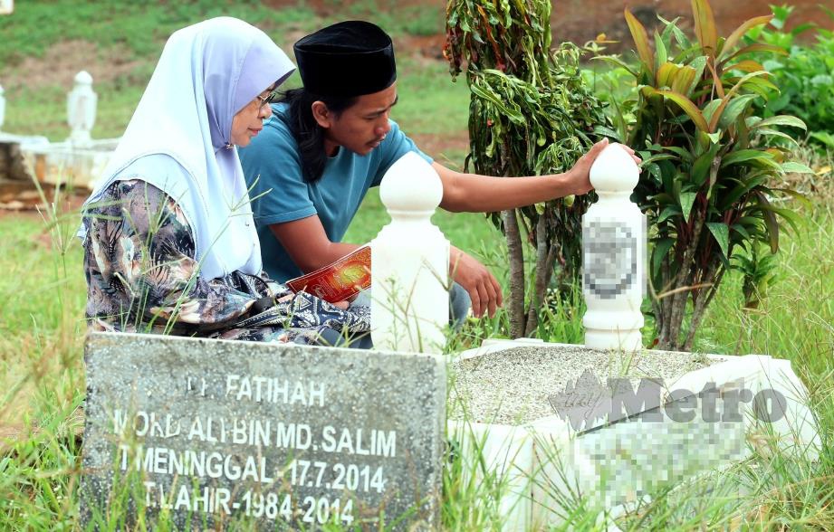 JUNAIDAH  bersama Mohd Salman menziarahi pusara Allahyarham Mohd Ali  di Tanah Perkuburan Islam Kampung Raja, Pagoh.