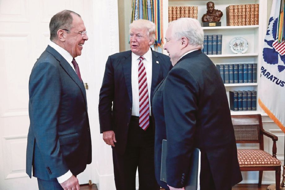 GAMBAR menunjukkan Trump berbual bersama Menteri Luar Syria, Sergei Lavrov (kiri) dan Duta Russia ke Washington, Sergei Kislyak ketika mesyuarat mereka di Rumah Putih 10 Mei lalu.   - EPA 