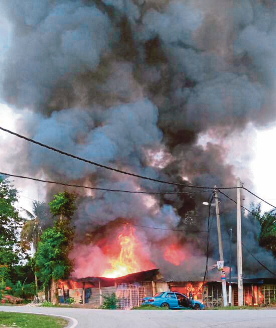 KEADAAN  rumah kedai yang terbakar dan musnah sepenuhnya  di Kampung Sungai Buaya.