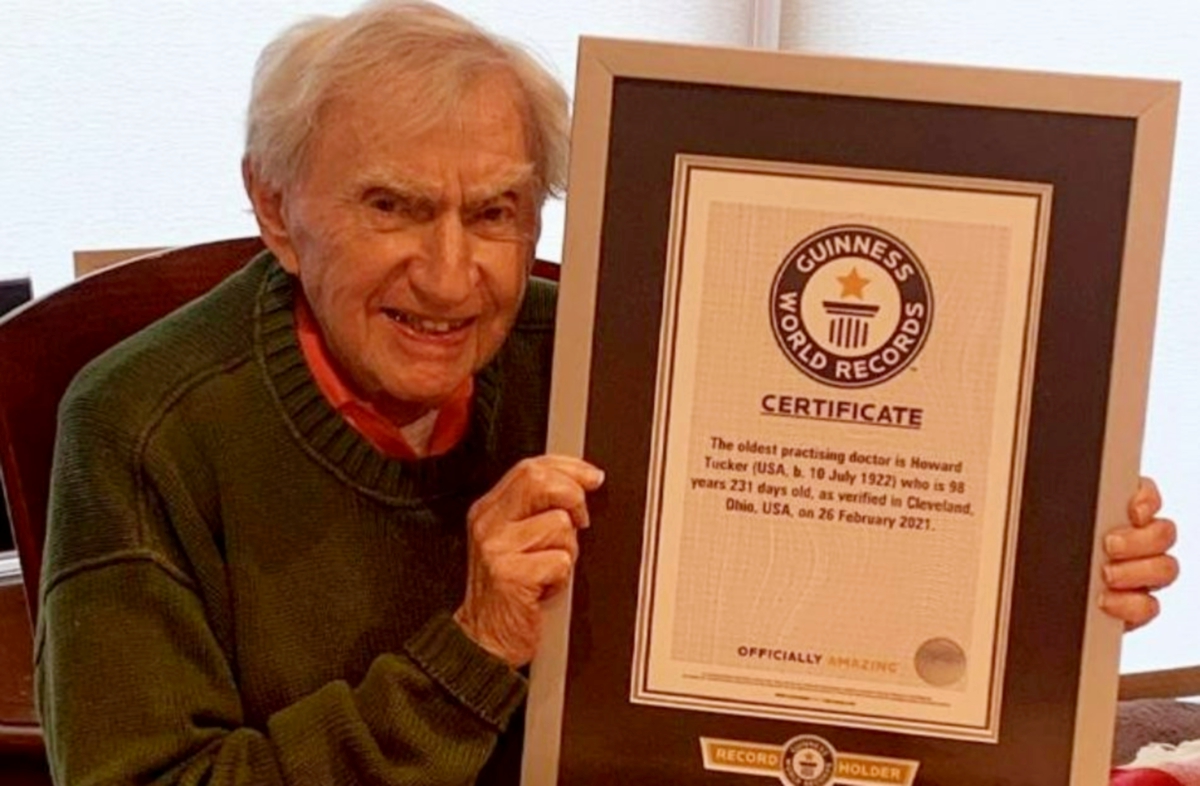 DR Howard Tucker memegang rekod yang mengiktirafnya sebagai doktor tertua yang masih berkhidmat. FOTO Ihsan Guinness World Records. 