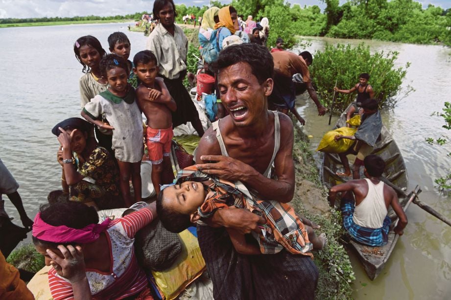 SEORANG pelarian Rohingya meratapi anaknya yang meninggal dunia selepas menyeberang Sungai Naf dari Myanmar ke Whaikhyang di Bangladesh. - Fail (AFP)