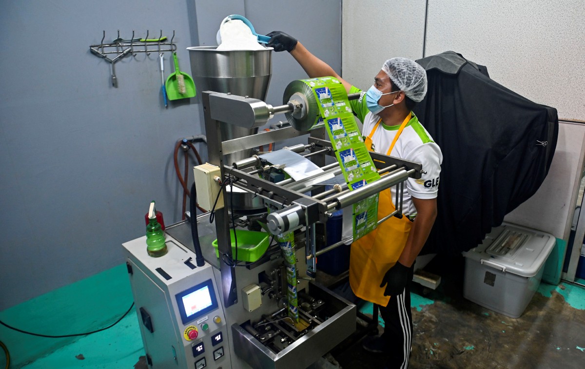 PEKERJA kilang milik Zulkifli melakukan kerja-kerja pemprosesan produk minuman ketika ditemui, baru-baru ini. FOTO Bernama.
