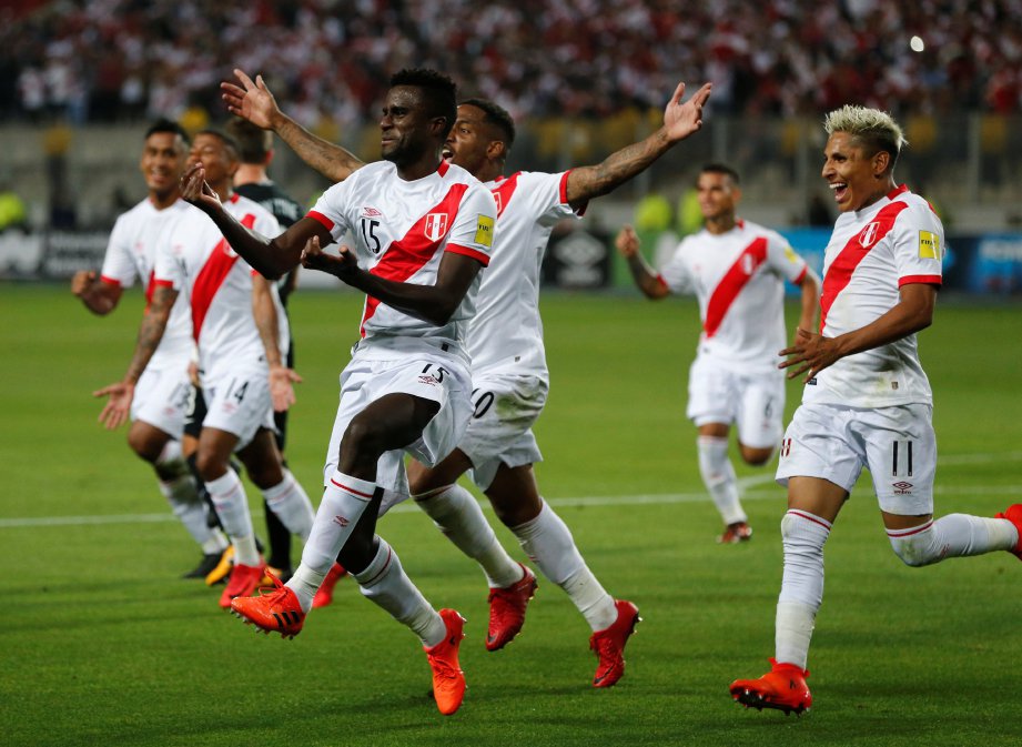 PEMAIN Peru meraikan kejayaan mara Piala Dunia buat pertama kali selepas singkir New Zealand. FOTO/AFP 