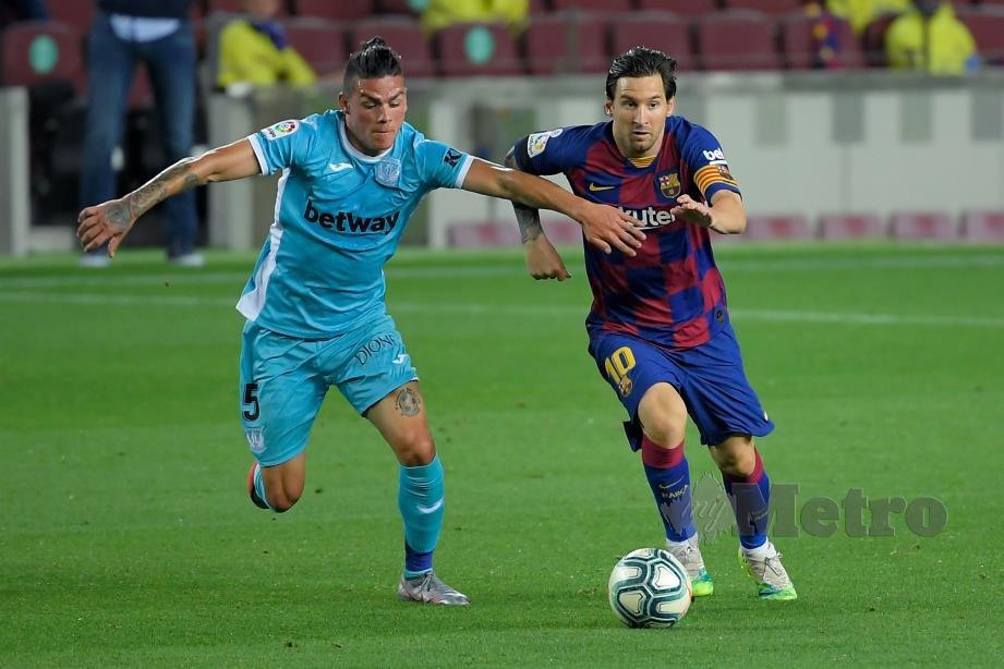 Penyerang Barcelona, Lionel Messi (kanan) dalam salah satu aksi La Liga. FOTO AFP 