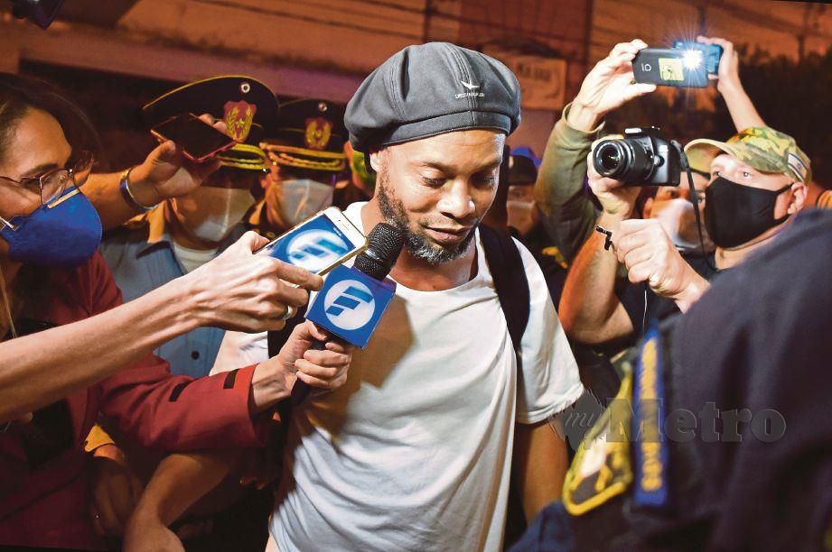 Ronaldinho menjadi tumpuan selepas didakwa menggunakan pasport palsu. FOTO File AFP