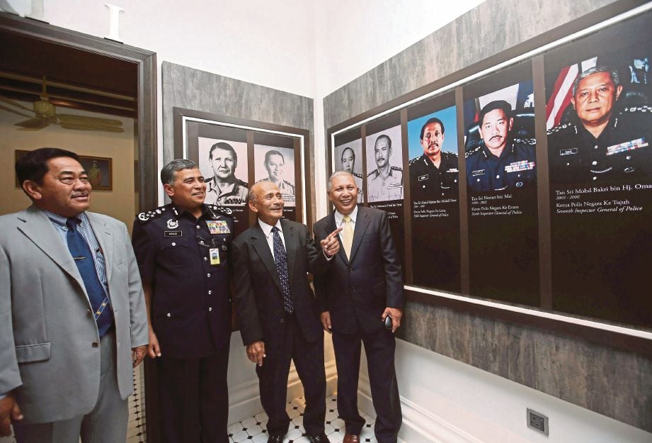 (DARI kiri) Norian, Khalid, Hanif dan Ismail ketika melawat Galeri Ketua Polis Negara.