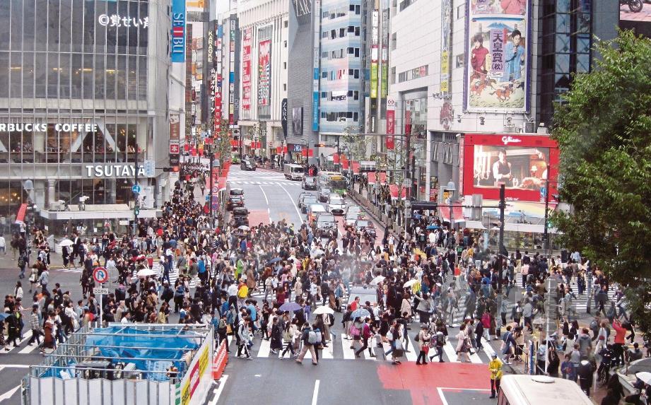 ORANG ramai melintas jalan di Shibuya yang dikenali antara lintasan pejalan kaki paling sibuk di dunia. FOTO NSTP