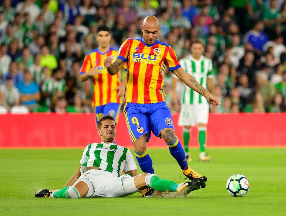 ZAZA (kiri) ledak gol kelima Valencia. FOTO/AFP 